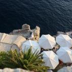 Como no podía ser de otra manera, Dubrovnik, la Perla del Adriático, cuenta con uno de los chiringuitos más asombrosos del mundo. Escondido en la parte exterior de la muralla tras una pequeña puerta, el Buza Bar sorprende a todo el que lo de...