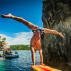 En la bahía de Paleokastritsa, en la isla griega de Corfu, se encuentra un chiringuito admirado tanto por visitantes como por la gente local. Grotta Beach Bar está justo encima de una cala, por lo que es frecuente ver a bañistas saltar desde ...