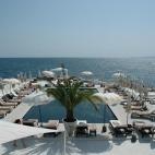 En la balear isla de Mallorca se encuentra Puro Beach, un restaurante que brilla por su enorme terraza y su preciosa piscina con vistas al mar, la protagonista del lugar. Sus hamacas balinesas, su diseño étnico y su spa hacen de Puro Beach uno...