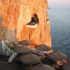 ¿Te imaginas tomarte un cóctel mirando al mar desde lo alto de una cueva de leyenda? En Menorca, es posible. La Cova D’en Xoroi toma su nombre a raíz de la leyenda del único superviviente de un naufragio, Xoroi, de quien decían que la hab...