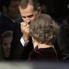 GRAF2568. MADRID, 06/12/2018.- El rey Felipe VI saluda a su madre, Doña Sofía, a su llegada al acto solemne conmemorativo del 40 aniversario de la Constitución, que se celebra hoy en el Congreso. EFE/ Juanjo Martín