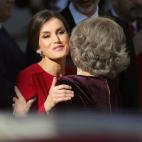 GRAF2572. MADRID, 06/12/2018.- La Reina Letizia y la Reina Sofía, se saludan en el exterior del Congreso de los Diputados, en el que se celebra esta mañana la solemne conmemoración del 40 aniversario de la Constitución, un 6 de diciembre en ...