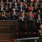 GRAF2657. MADRID, 06/12/2018.- Los ex presidentes del Gobierno Mariano Rajoy (abajo-i), José Luis Rodríguez Zapatero (abajo-2i) y José María Aznar (abajo-3i), junto al resto de asistentes en el hemiciclo del Congreso de los Diputados aplaude...