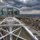 El London Eye es el primer lugar que nos viene a la cabeza para ver la capital inglesa desde lo alto. Inaugurada en en el año 2000 se ha convertido en uno de los must imperdibles de la ciudad. No en vano es la tercera noria del mundo en tamañ...
