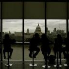 La antigua central térmica convertida en el conocido museo de arte moderno Tate Modern incluye en su sexta planta un bar-restaurante. Desde allí se puede ver otros edificios destacados de Londres, el puente del milenio, entre otros. Todo mient...