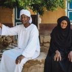 El Hajj Elias y su mujer Fayza en frente de su casa en el área de inmigración cercana a Kom Ombo. El gobierno ofreció estas casas a las familias de la aldea que fue sumergida después de la construcción de la Presa Alta de Asuán en 1964. La...