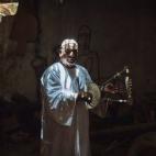 Hajj Eissa toca su viejo tambor en su "sala de los recuerdos" en el pueblo de Toshka, en la zona de inmigración de Kom Ombo. Hajj Eissa construyó esta habitación contigua a su casa para almacenar los artilugios que su familia poseía antes de...