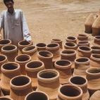 Hassan vendiendo alfarería en Balana, cerca de Kom Ombo. Las vasijas grandes se llaman "olla" y se utilizan para almacenar el agua y mantener su temperatura durante el calor.