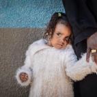 Una tímida niña de Nubia agarra la mano de su abuela en la isla Heisa. Los nubios que viven en la isla Heisa son los únicos que no tuvieron que abandonar su isla durante la construcción de la Presa Alta en 1964. La isla Heisa fue parcialment...