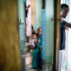 Sabrine y su hijo de seis meses Mohammed en su casa en la isla Heisa. La mayoría de hombres trabajan en Asuán durante el día, dejando a las mujeres, niños y ancianos en la isla.