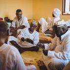La familia del novio recibe invitados y familiares hasta que todas las habitaciones de la casa estén ocupadas. Después de comer y beber té, juegan a las cartas, al dominó y socializan. La cultura de Nubia se basa en los vínculos entre la ge...