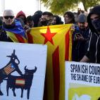 Simpatizantes independentistas protestan en las inmediaciones de la Llotja de Mar de Barcelona.