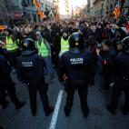 Manifestantes frente a la polic&iacute;a en Barcelona.