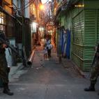 Fotograf&iacute;a de archivo del 22 de septiembre de 2017, de polic&iacute;as que realizan un operativo en la favela de Rocinha en R&iacute;o.