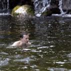 El presidente del Gobierno se baña en el río Umia el pasado fin de semana.