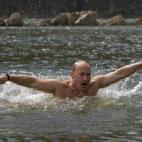 El presidente ruso se lució así en el agua en 2009 en Tuvá.