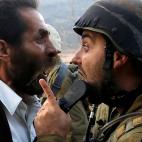 Un palestino discute acaloradamente con un soldado israel&iacute; durante las protestar por el cierre de una escuela palestina cerca de Nabl&uacute;s, en Cisjordania.