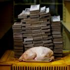 Una imagen comparativa de lo que cuesta un pollo en Venezuela en un mercado de Caracas. Este pollo de 2,4kg, fotografiado en un mercado de Caracas, de 2,4 kg vale 14,600,000 bol&iacute;vares (51 euros).