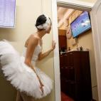 Una bailarina ve la retransmisi&oacute;n del partido de cuartos de final de la Copa del Mundo entre Rusia y Croacia, en el teatro Mikhailovsky en San Petesburgo, Rusia.