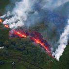 La lava brota de una fisura en Leilani Estates (Haw&aacute;i) durante las erupciones del Volc&aacute;n Kilauea.