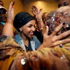 Ilhan Omar es abrazada por su suegra despu&eacute;s de ganar su esca&ntilde;o de congresista en las elecciones 'midterm' en Minneapolis, Minnesota. Es la primera musulmana en lograr el puesto.