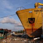 Un barco se queda varado en la costa despu&eacute;s de que un terremoto y un tsunami golpeara el &aacute;rea de Wani, Indonesia.