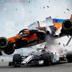 Fernando Alonso y Charles Leclerc se estrellan en la primera curva durante el Gran Premio de B&eacute;lgica.