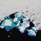 Un iceberg flota en un fiordo cerca de la ciudad de Tasiilaq, Groenlandia.
