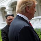 El presidente de Estados Unidos, Donald Trump, y el l&iacute;der de Corea del Norte, Kim Jong Un, caminan juntos antes de su almuerzo de trabajo durante su cumbre en el Hotel Capella, en Singapur.