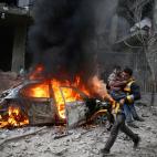 Un miembro de la Defensa Civil de Siria transporta a un ni&ntilde;o herido en la ciudad sitiada de Hamoria, Ghouta Oriental, en Damasco, Siria.