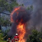 Un grupo de bomberos estudia c&oacute;mo abordar el incendio en Cabouco, Coimbra.