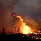Dos bomberos luchan contra las llamas en la localidad de Rio de Moinho, Abrantes.