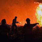 Un grupo de bomberos se organizan para pelear contra las llamas en Rio de Moinhos (Abrantes).