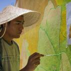 El artista Irving Trejo pinta en las calles de Pachuca