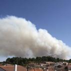 Columna de humo del incendio forestal declarado hoy en Acebo (Cáceres), desde el término municipal de el Payo (Salamanca) del que se encuentra a menos de un kilómetro.