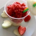 Primero se prepara un batido con la combinación de frutas que se desee y después se congela en cubiteras. ¡Fácil y cómodo! Consulta la receta completa en CookPad