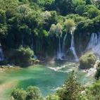 "Estas preciosas cascadas naturales se encuentran situadas cerca de la aldea de Studenci, región de Herzegovina. Se trata de un conjunto de varias cascadas cuya altura varía entre los 26 y 28 metros, y un anfiteatro con un diámetro aproximado...