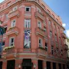 En las esquinas de las calles del Obispo y los Mercaderes, en la Habana Vieja, se levanta el hotel Ambos Mundos, edificio de arquitectura ecléctica terminado en el año 1923. A principios de los años 30 se hospedó en el hotel el escritor nort...
