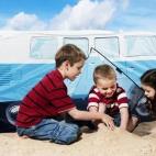 Una tienda de campaña para niños con forma de furgoneta de Volkswagen. Se monta en un momento y le da un toque nostálgico a sus juegos. Otro guiño: cuando se recoge, tiene forma de rueda. Se puede encontrar en la web factoriaderegalos.com