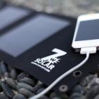 Un cargador solar con sistema USB que se enrolla para convertirse en portátil y poder llevarlo a la playa. De nuevo Kickstarter impulsó el invento. La startup que lo ha creado es Brown Dog Gadgets.
