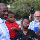 El candidato demócrata a gobernador Andrew Gillum atiende a la prensa con su hijo después de votar en Tallahassee, Florida.