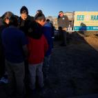 La candidata dem&oacute;crata al Congreso Deb Haaland recibe la bendici&oacute;n de una familia durante una parada en el pueblo navajo To'hajiilee.