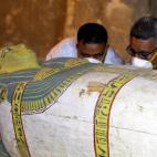 Arque&oacute;logos egipcios mueven la cubierta de un sarc&oacute;fago intacto, dentro de la Tumba TT33 en Luxor, a 700 km al sur de El Cairo, Egipto.