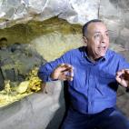 Mostafa Waziri, secretario general del Consejo Supremo de Antig&uuml;edades, habla en el interior de la tumba reci&eacute;n descubierta en la Necr&oacute;polis de Assassif, en Luxor.