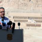 El ministro de Antig&uuml;edades egipcio Khaled El-Enany comparece frente al templo funerario de la reina Hatshepsut.
