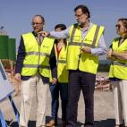 Rajoy ha escuchado las explicaciones de los responsables de la obra e incluso ha hecho preguntas señalando al plano, como podemos ver en la imagen. 