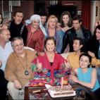 Morgan celebra su 64 cumpleaños con sus compañeros de rodaje de la serie Hostal Royal Manzanares 


