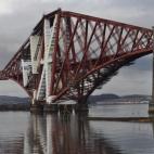 Atravesando el fiordo que tiene su mismo nombre, el Puente del Forth conecta Edimburgo con Fife y sirve como punto de conexión entre el norte y sur del país. Se terminó de construir en 1890 y todavía se considera una gran obra de ingeniería.