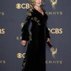 Jessica Lange, o de c&oacute;mo llevar con 68 a&ntilde;os un vestido largo de terciopelo negro y oro sin que te lleve a ti. Perfecta.