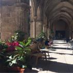 En pleno barrio del Born de Barcelona está El Convent. Además de cafetería y restaurante, es una sala de conciertos y un espacio cultural. El patio en el edificio de estilo gótico de siglo XIV da para eso y para que los perros puedan correte...